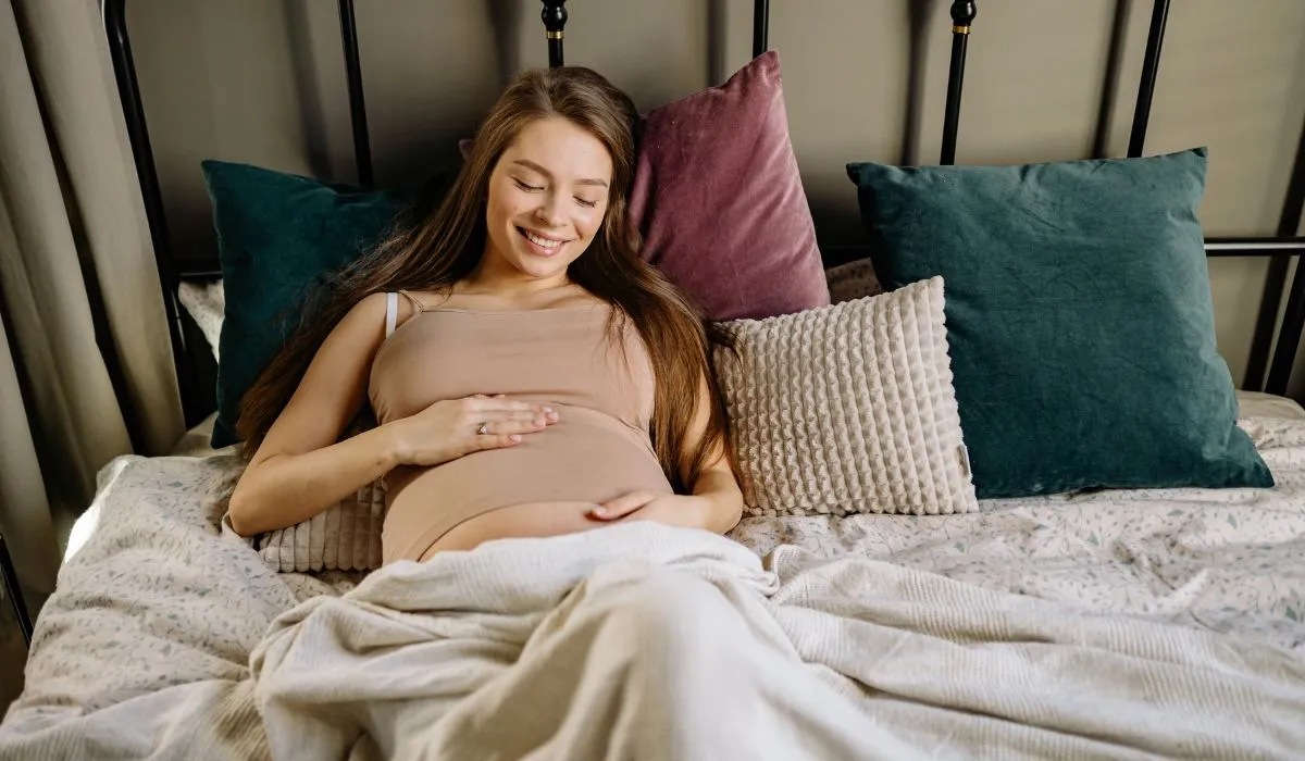 Pregnant woman experiencing nausea in the third trimester with healthy pregnancy tips